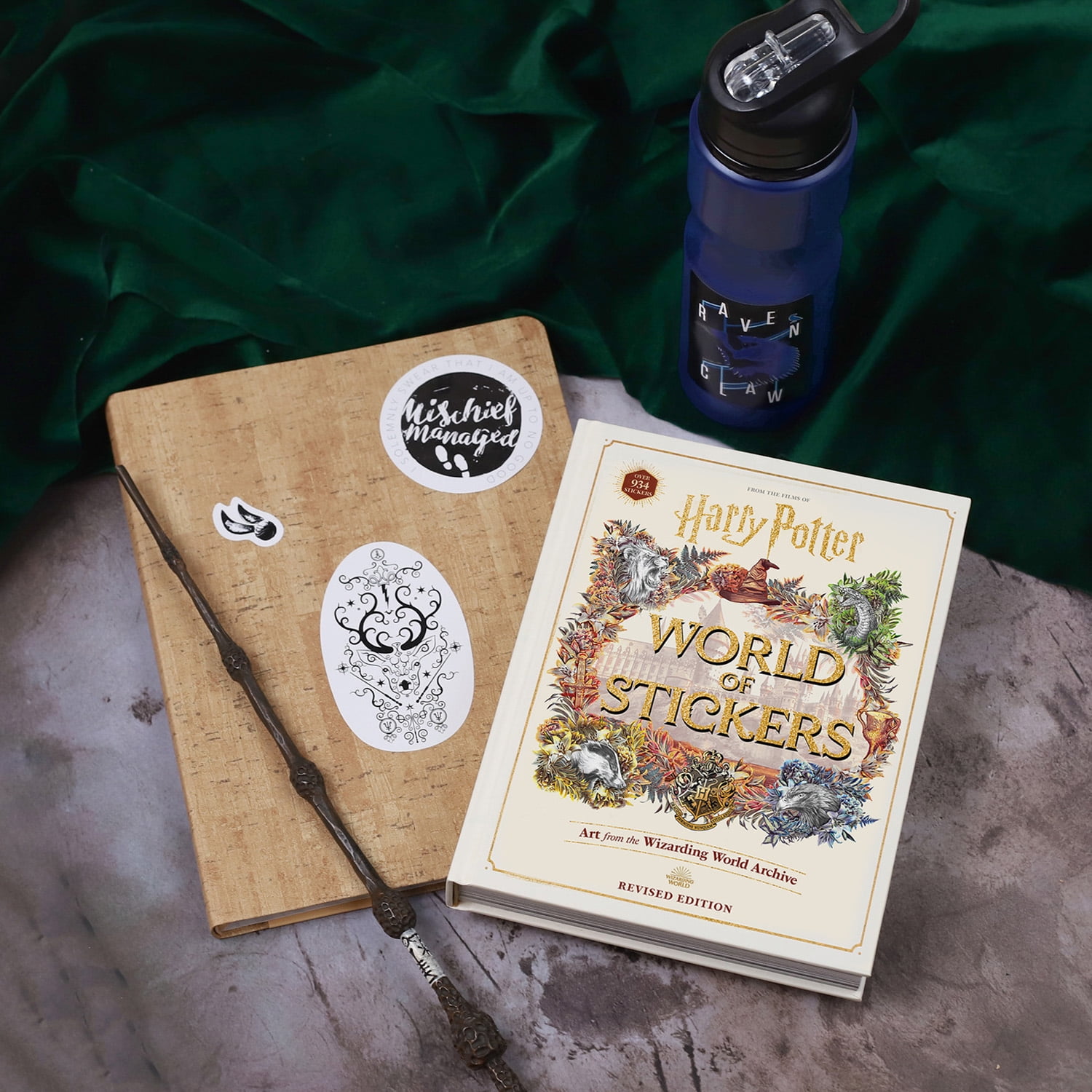 Thunder Bay Press Harry Potter World of Stickers (Hardcover, 1 Book) blt78