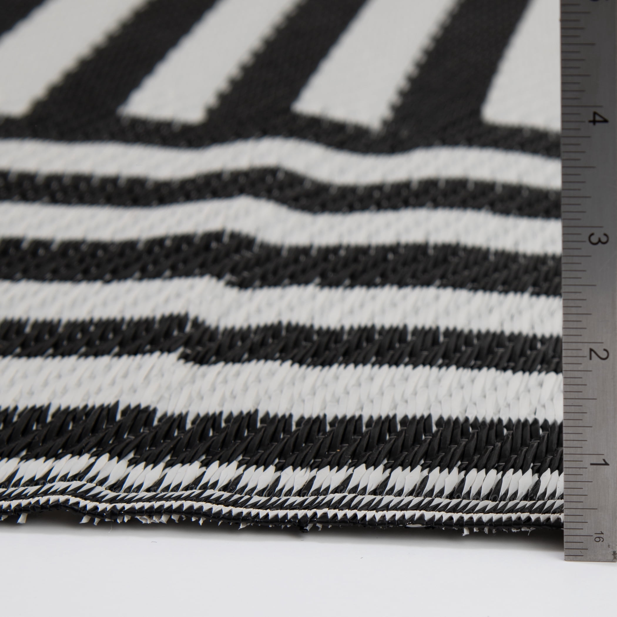 Mainstays Block Stripe Outdoor Rug Fade Resistant Easy Care (Black and White, 7 ft x 10 ft) qo30b