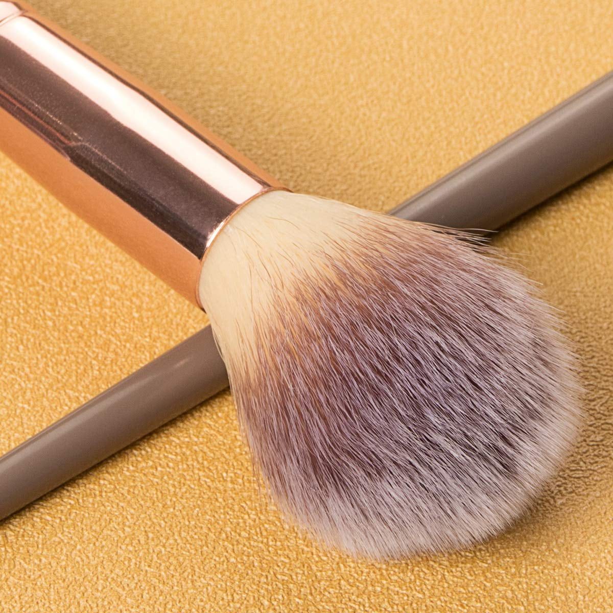 Levamdar Dual-Ended Contour Highlight Makeup Brush for Foundation and Concealer Blending (1 Piece) io134