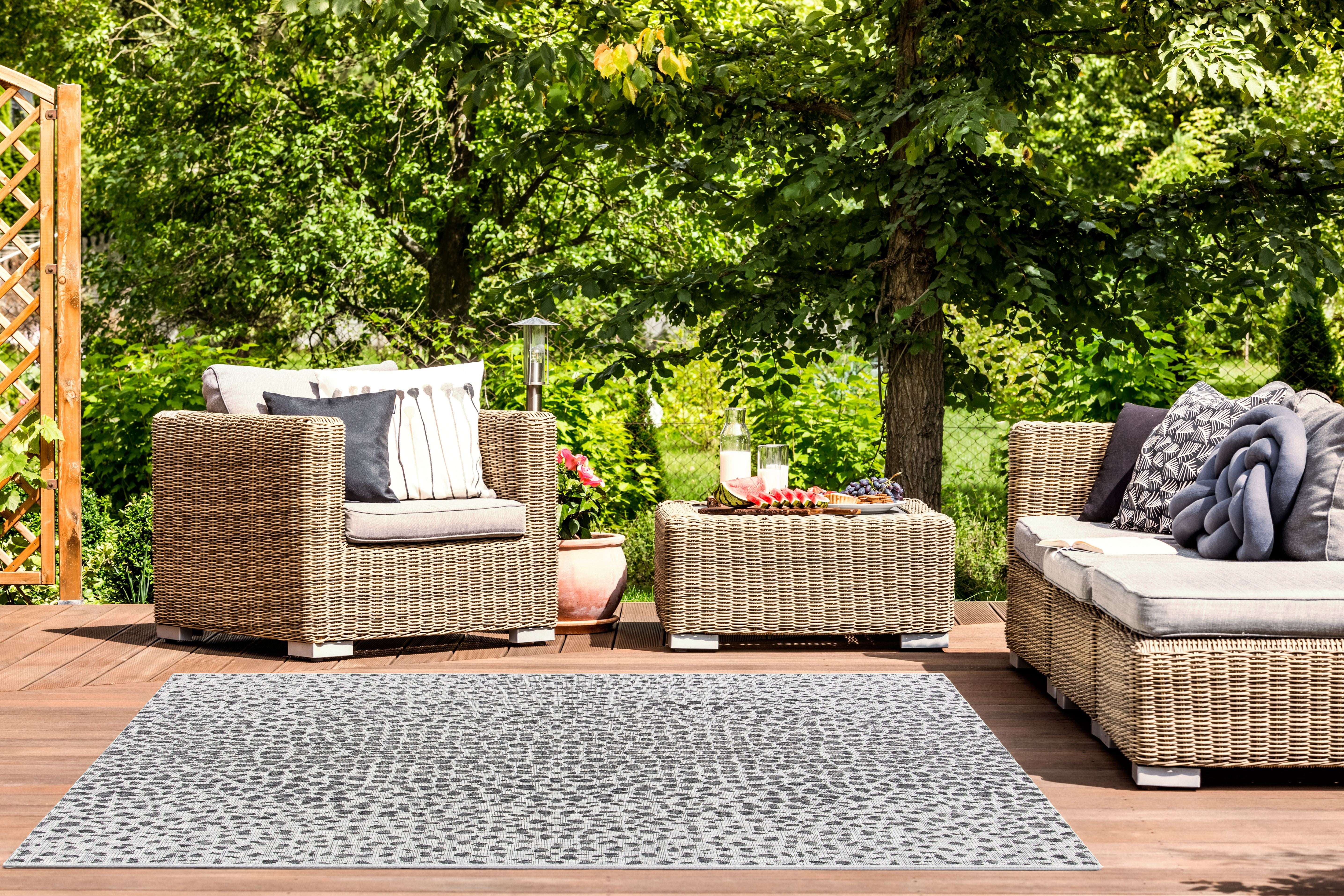 Safavieh Courtyard Karina Animal Indoor/Outdoor Area Rug (Gray/Black, 5 ft 5 in x 7 ft 7 in) xroi9