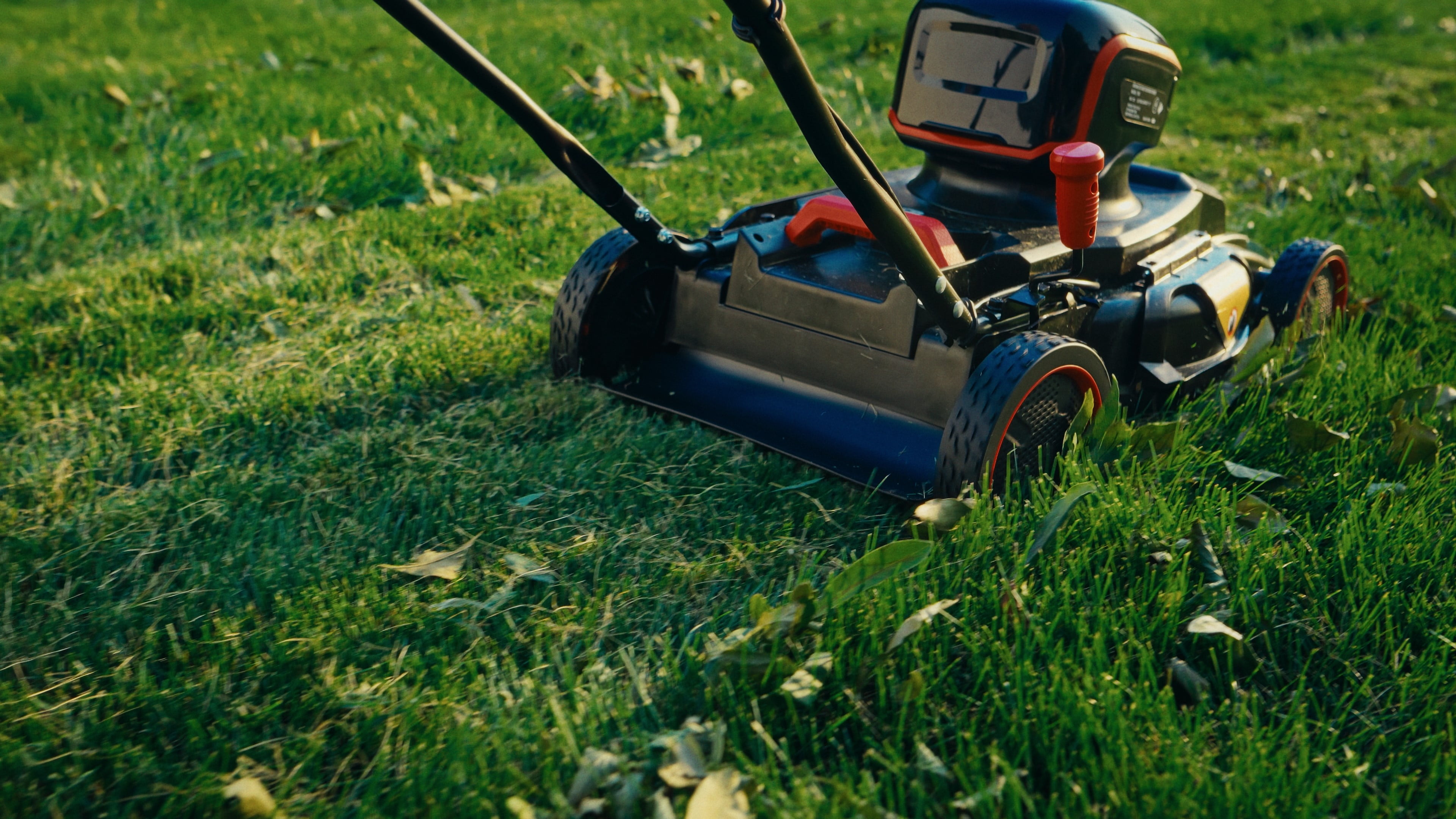 Hyper Tough 40V Max 18-inch Brushless Cordless Lawn Mower with Mulching Function (2 Batteries and 2 Chargers Included) 9aw77