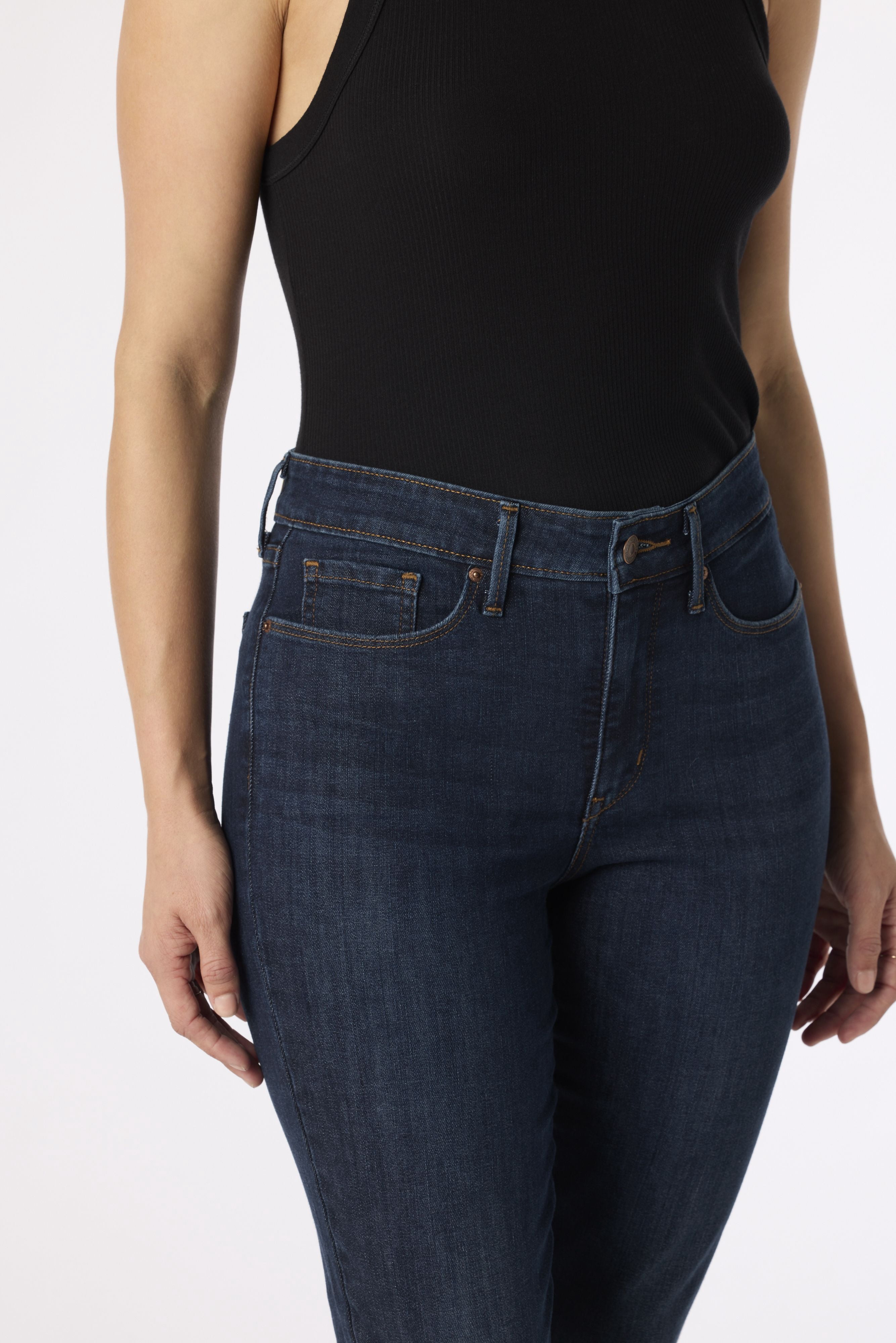 Levi Strauss Signature Women's Mid Rise Capri Jeans (Blue, 22.5 in Inseam) v7vaf