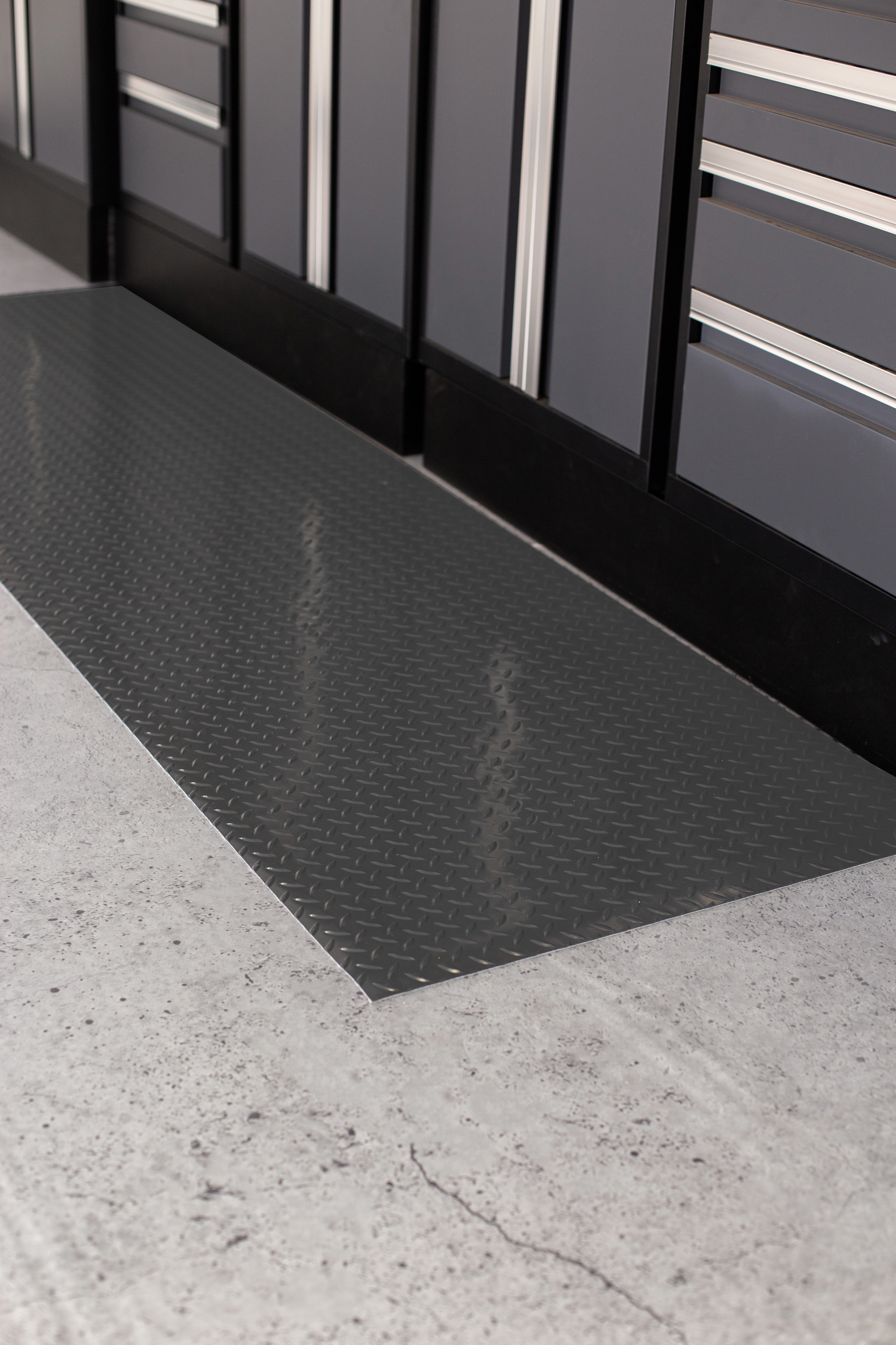 G-Floor Diamond Tread Vinyl Performance Garage Runner (Grey, 27 in. Wide) hefrv