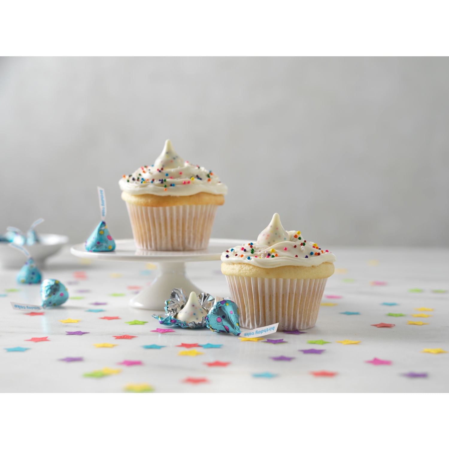 Hershey's Kisses Birthday Cake Flavored Creme Candy with Sprinkles (10 oz) nx11y