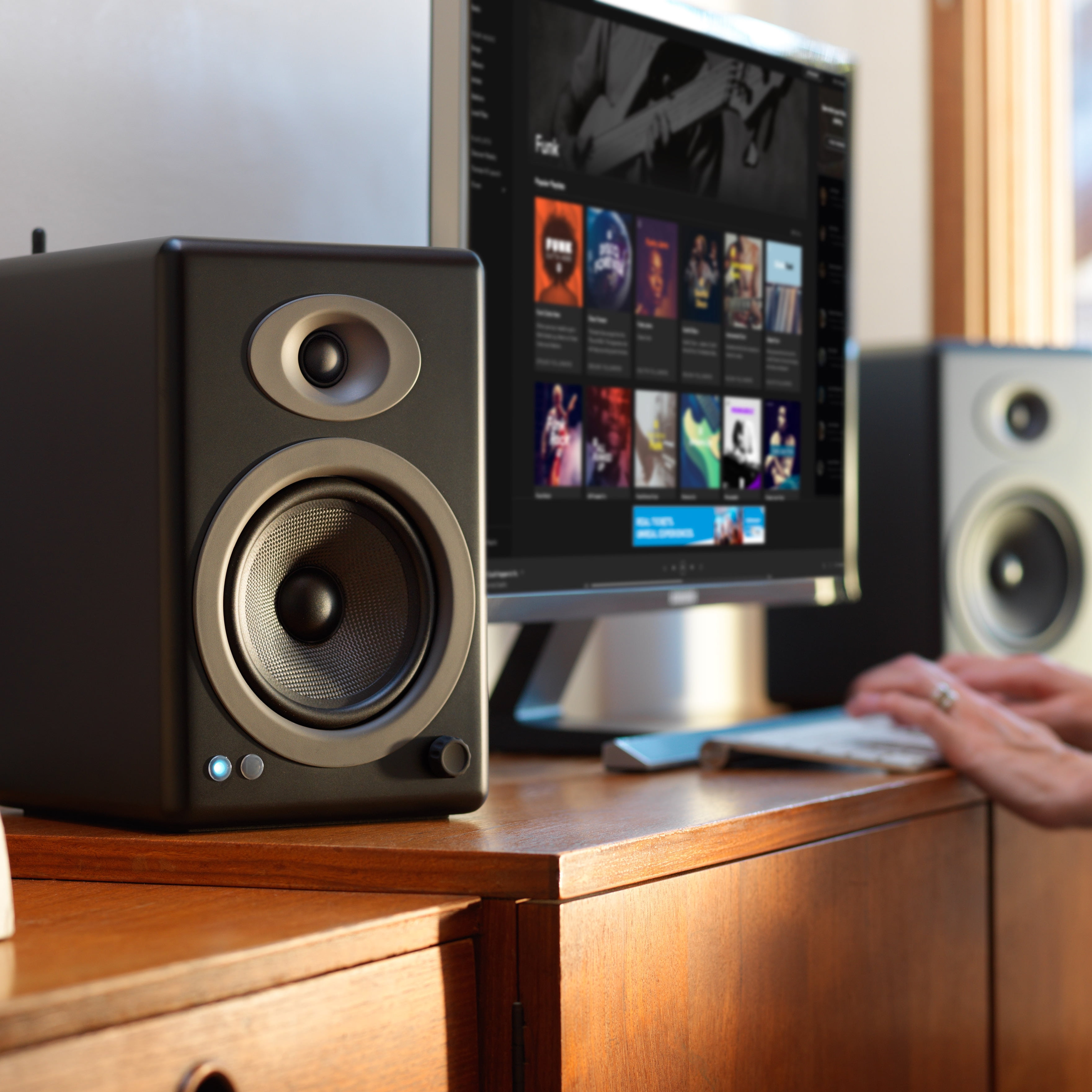 Audioengine A5+ Wireless Powered Bookshelf Speakers with Bluetooth and Built-in DAC (White, Pair) 2yo3i