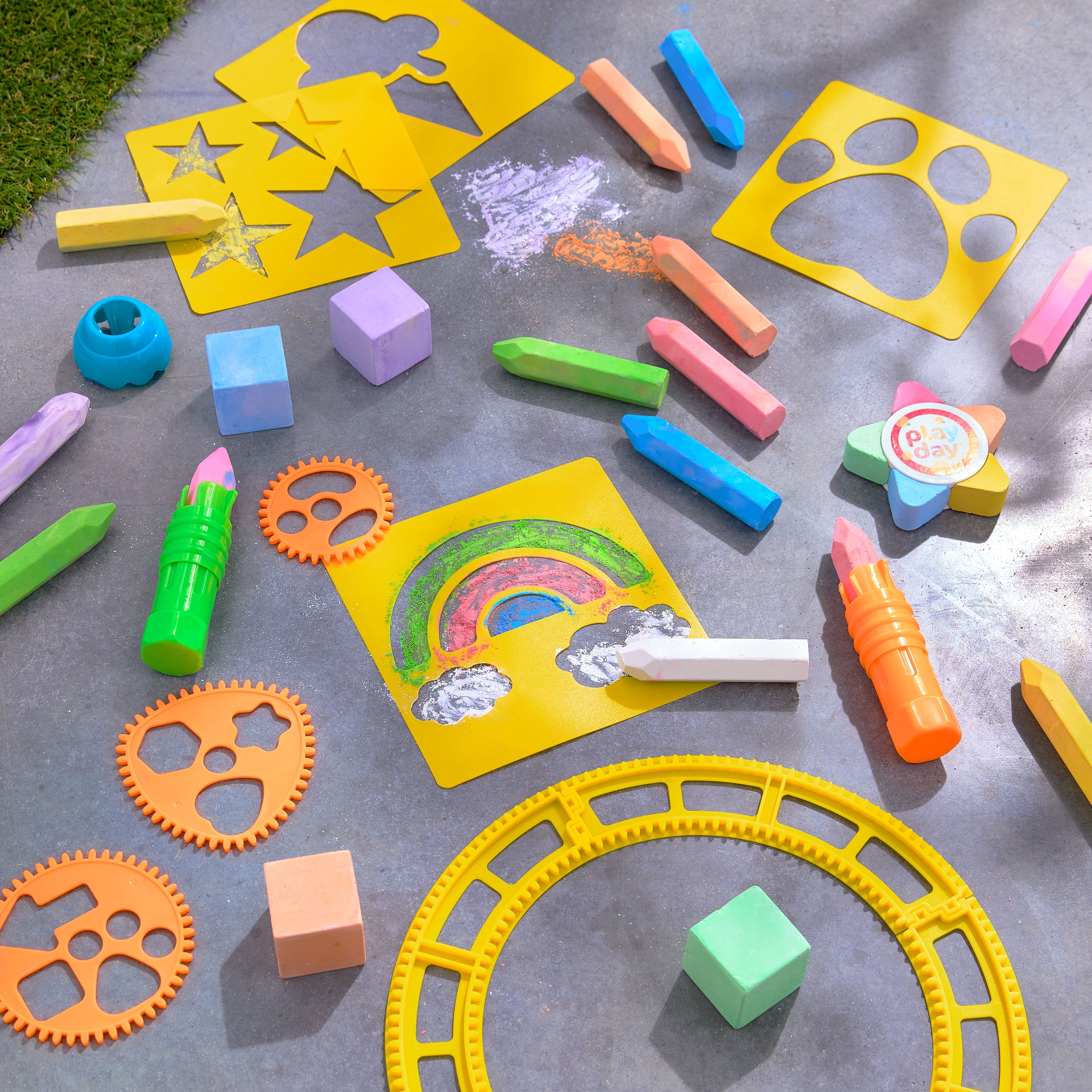 Play Day 90-Piece Sidewalk Chalk Set with Stencils and Tools (Multicolor, 90-Piece) 9ycvc