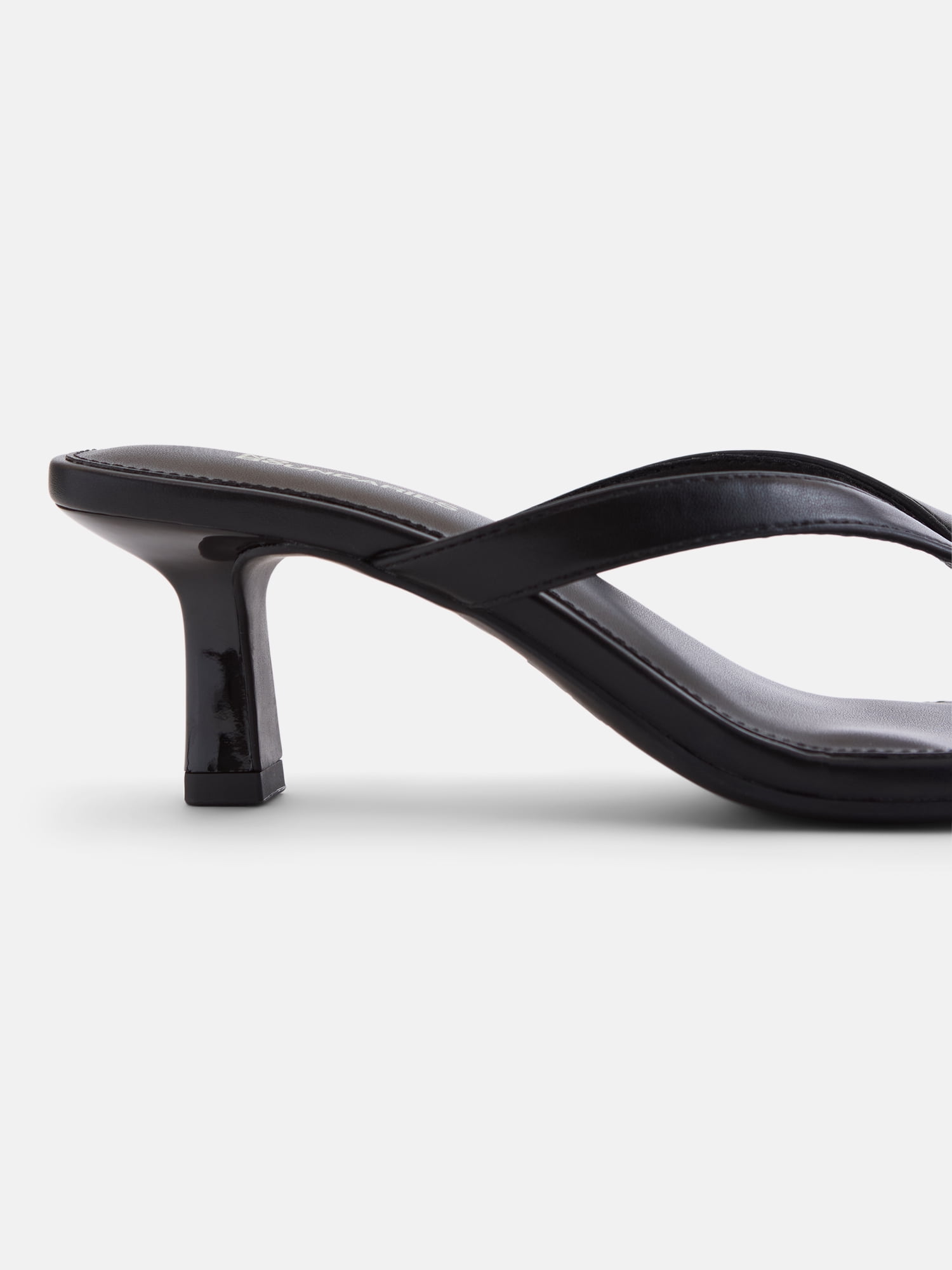 No Boundaries Women's Kitten Heel Thong Sandals (Black, 8 in) xskvb