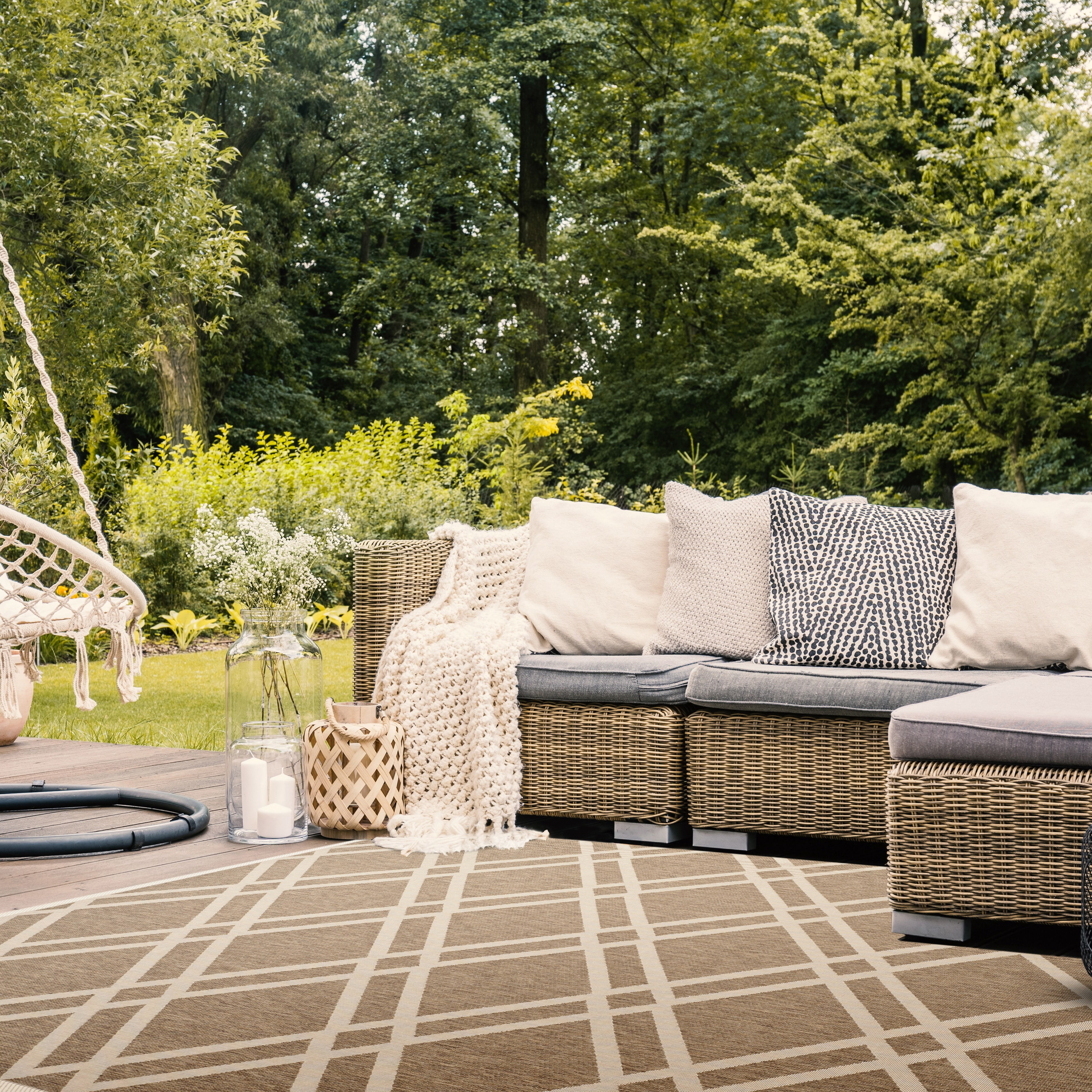 Safavieh Courtyard Jasper Geometric Indoor/Outdoor Area Rug (Brown/Bone, 5 ft 3 in x 7 ft 7 in) srv4q