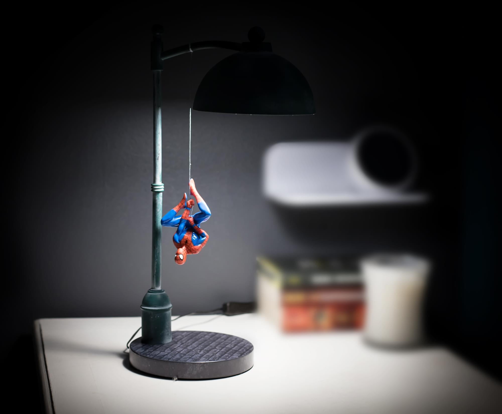 Spider-Man LED Desk Lamp Streetlight Design (16 in) m85gg