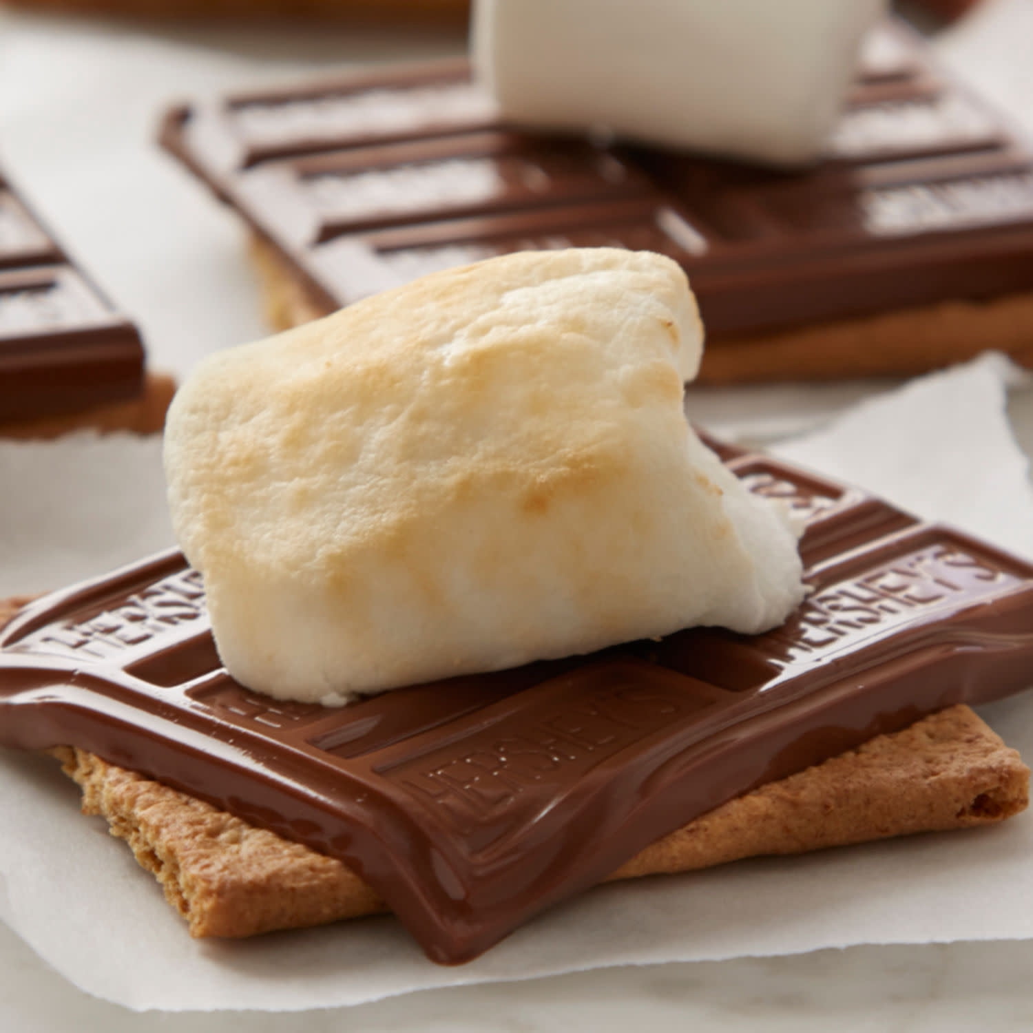 Hershey's S'mores Making Kit with Milk Chocolate, Marshmallows, and Graham Crackers (14 oz) err5p