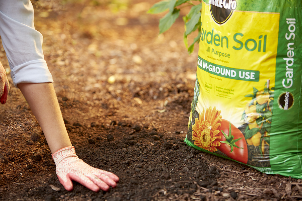 Miracle-Gro Garden Soil All Purpose, Nutrient-Rich Planting Mix for In-Ground Use (0.75 cu. ft.) r5ish