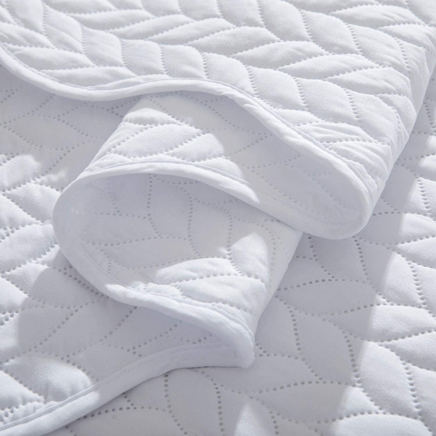 Imperial Rooms Chevron Pattern Reversible Quilt Set, Soft Microfiber Bedspread with Pillow Shams (White, Twin Size) rtoc2