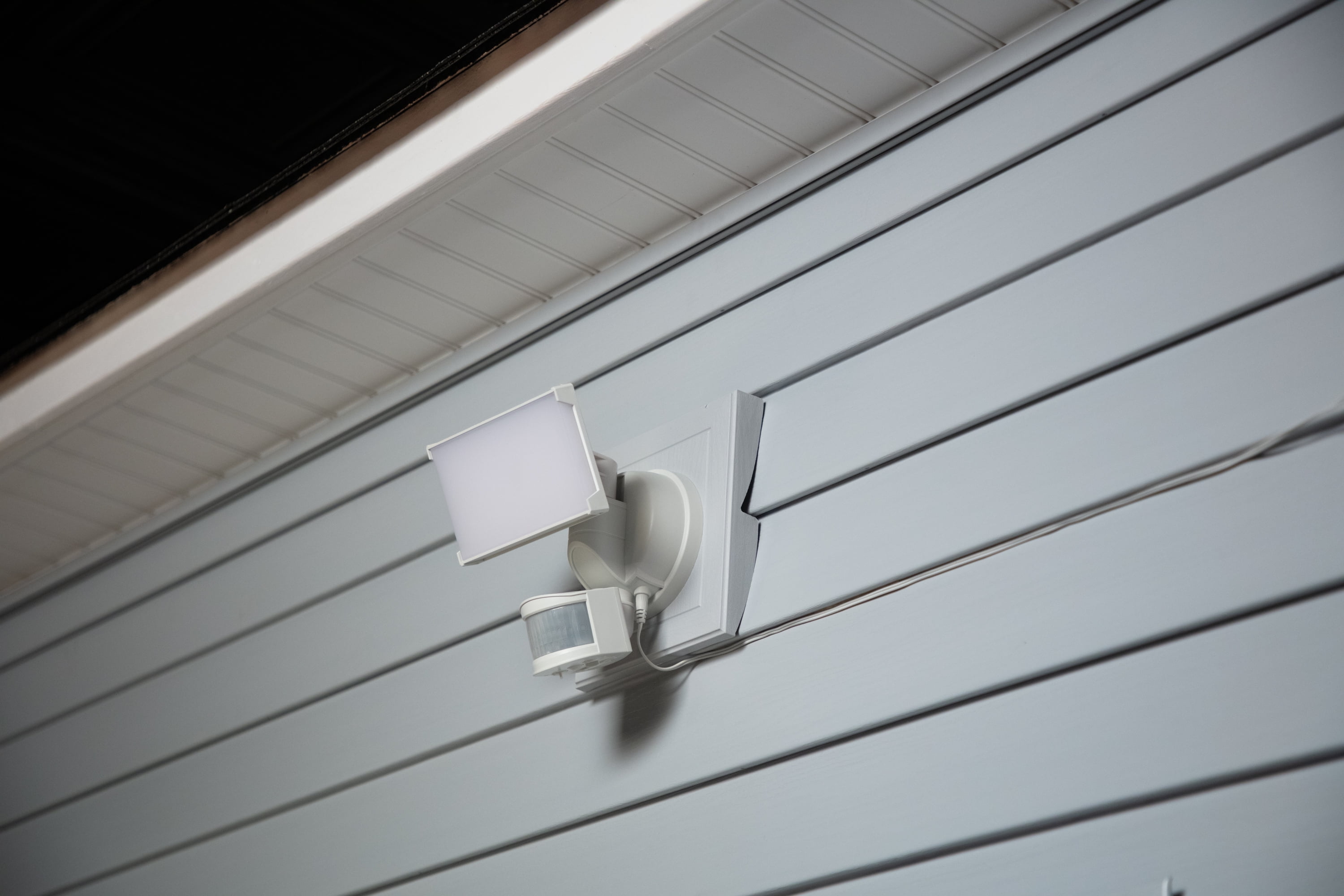 Hyper Tough LED Solar Motion Sensing Security Flood Light (White, 1000 Lumens) xabow