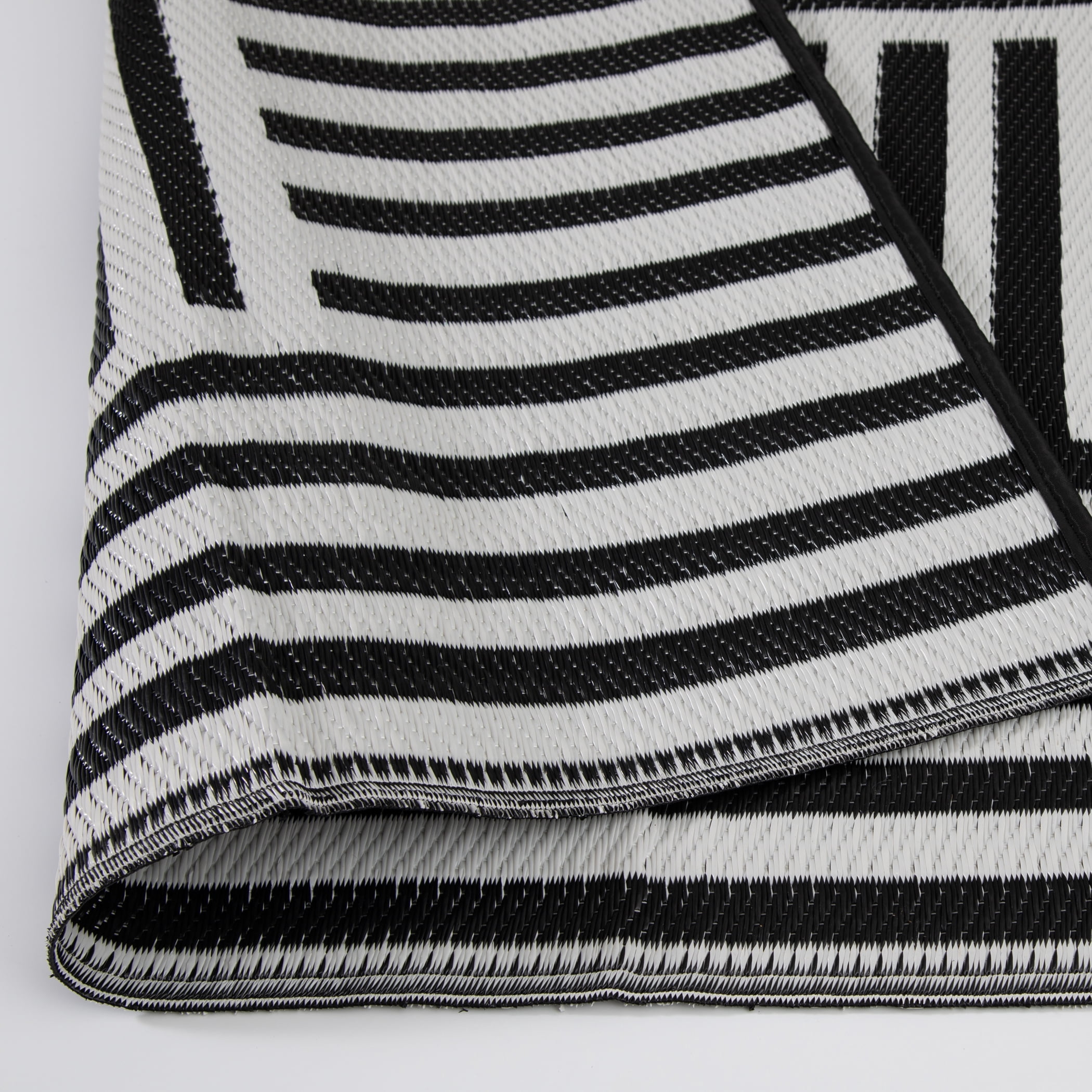 Mainstays Block Stripe Outdoor Rug Fade Resistant Easy Care (Black and White, 7 ft x 10 ft) qo30b