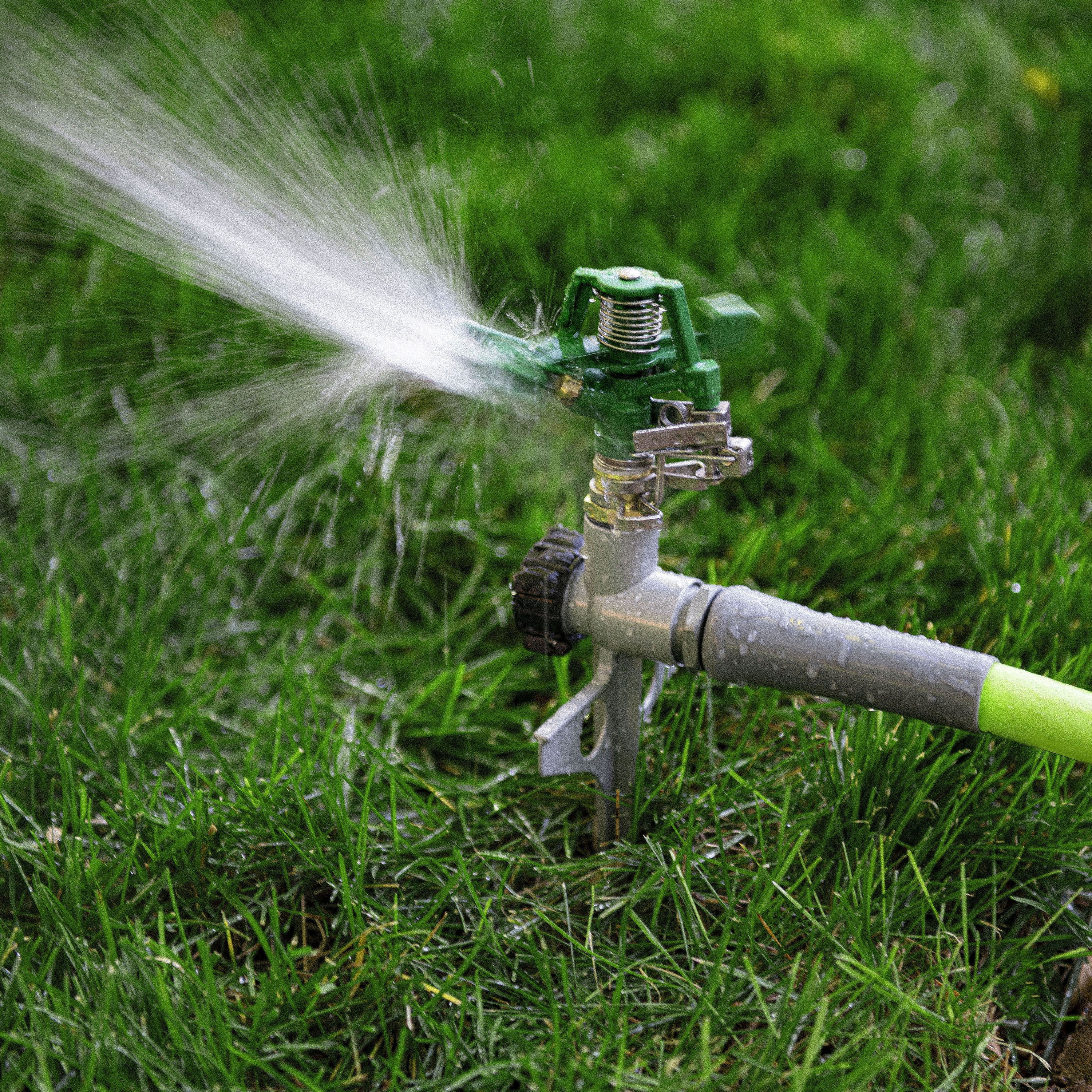 Expert Gardener Pulsating Spike Lawn Sprinkler (Heavy-Duty Metal, 5600 sq ft Coverage) yjwow