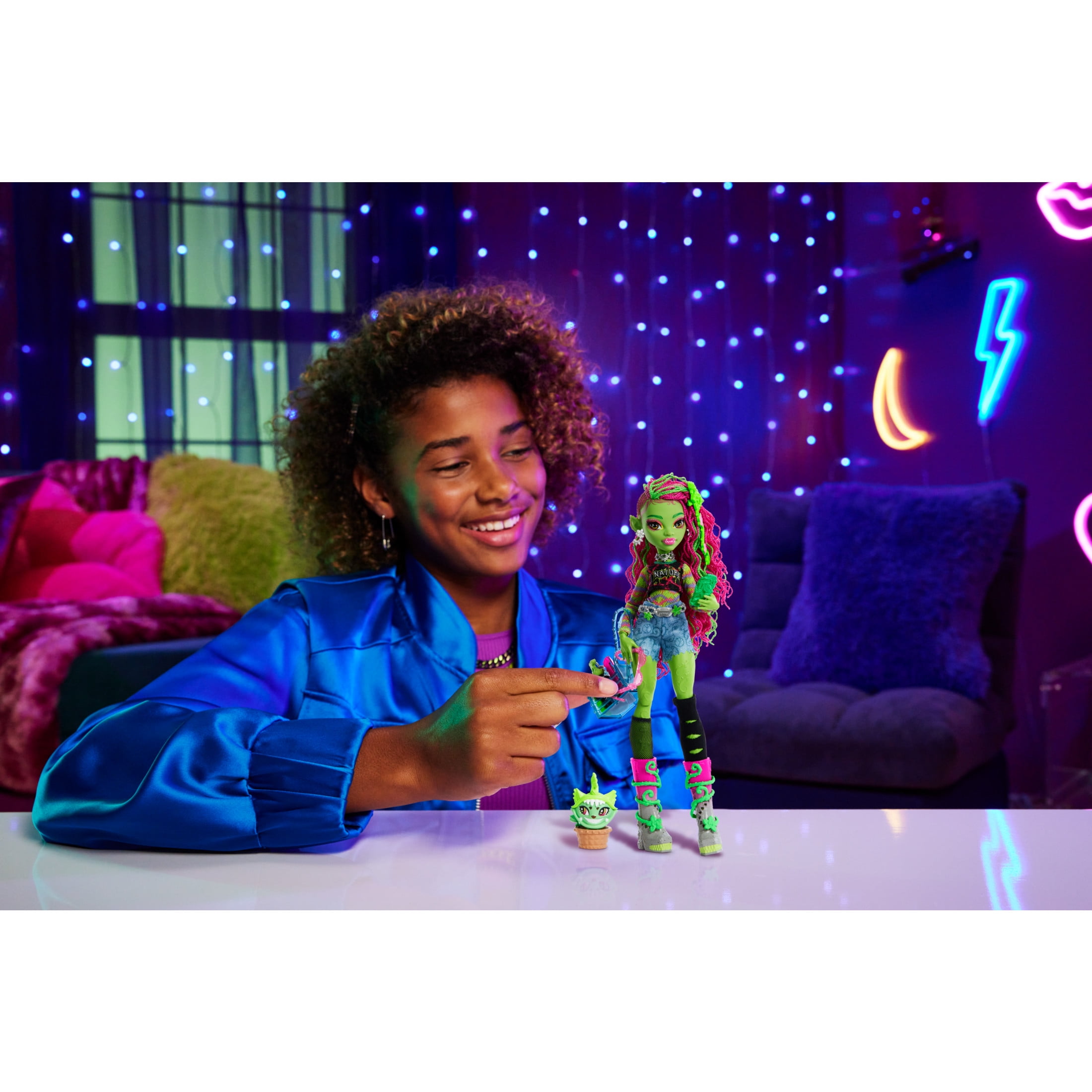 Monster High Venus McFlytrap Fashion Doll with Pet Chewlian and Accessories (11 in) s1vvp