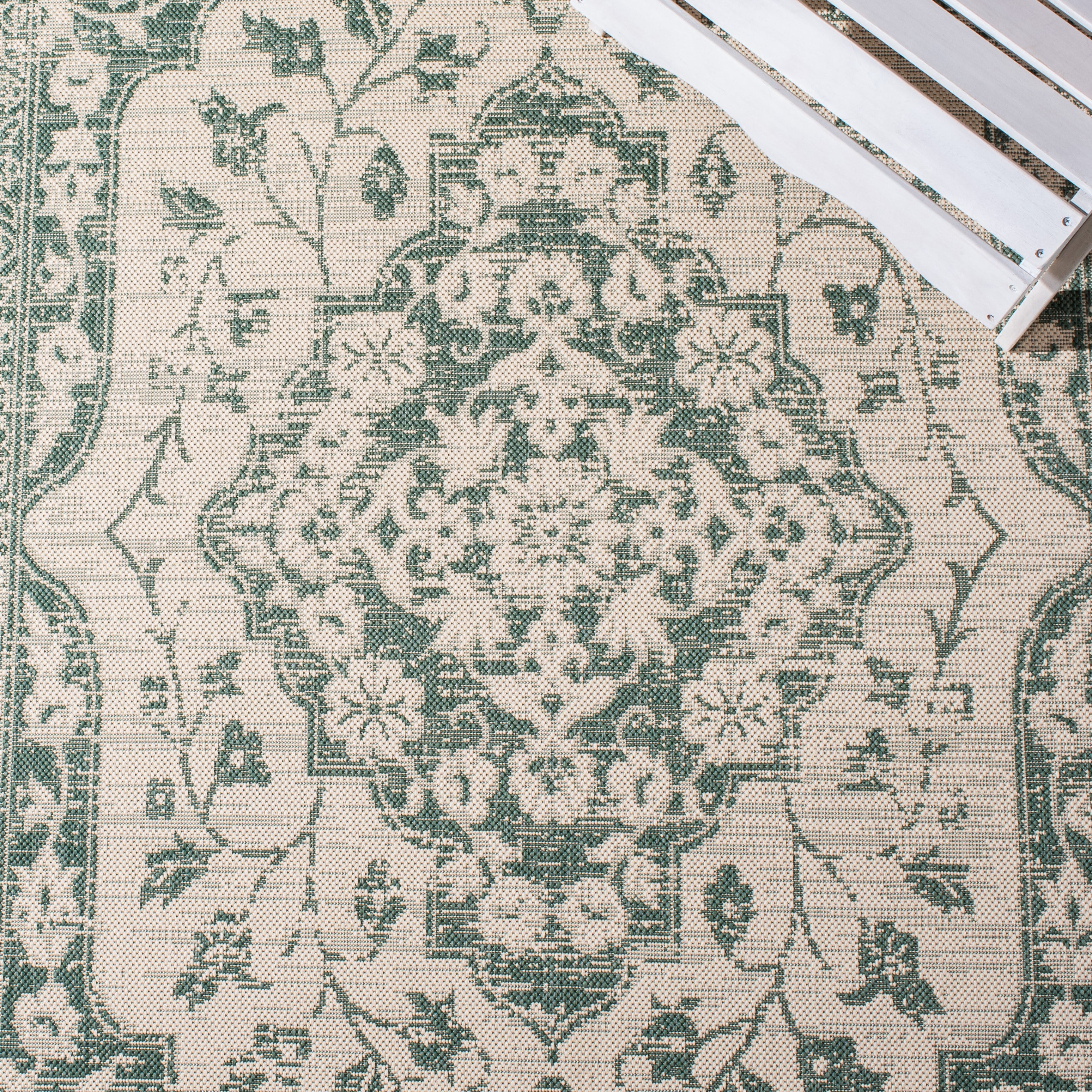 Safavieh Courtyard Carleton Medallion Indoor/Outdoor Area Rug (Beige/Dark Green, 5 ft 3 in x 7 ft 7 in) sefjn