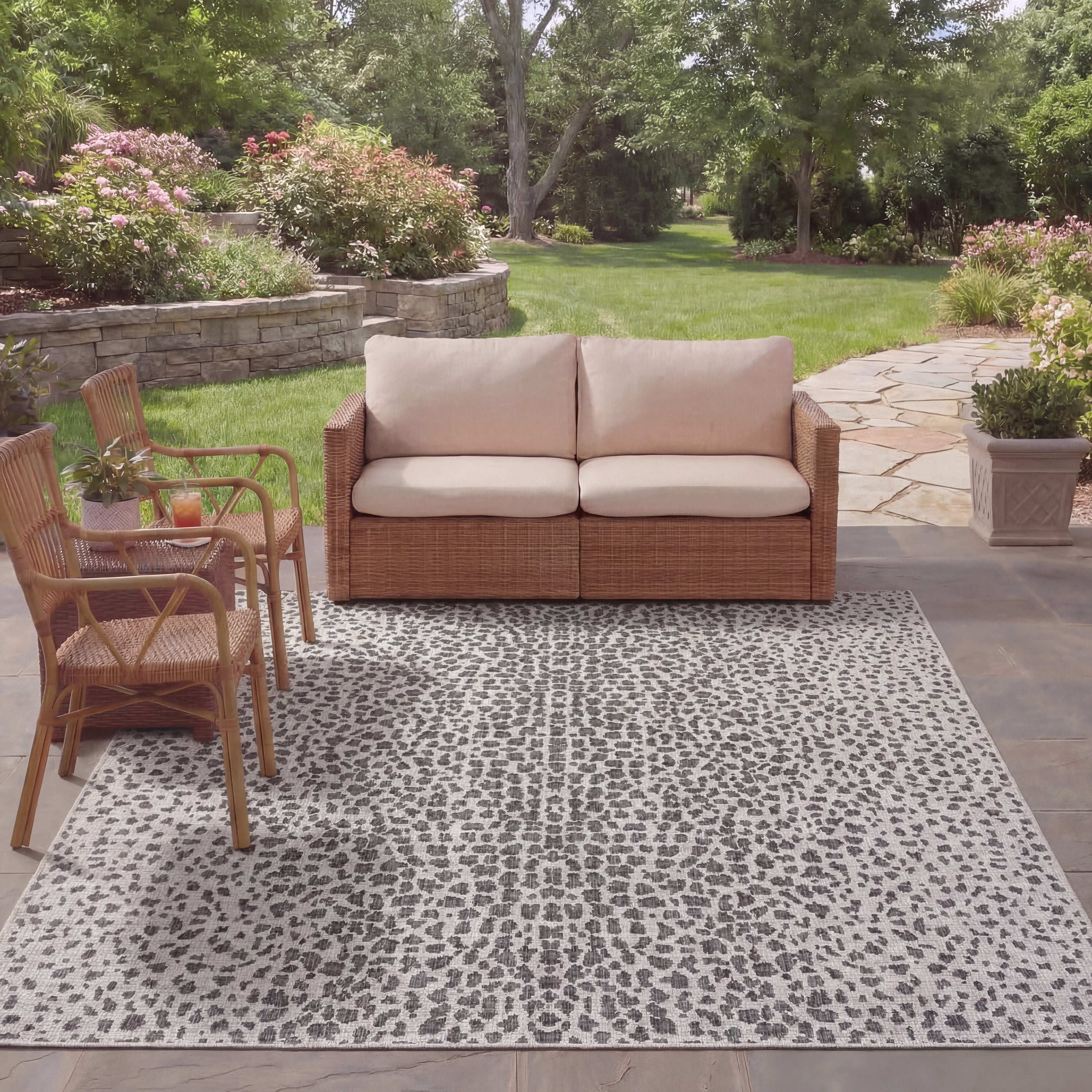 Safavieh Courtyard Karina Animal Indoor/Outdoor Area Rug (Gray/Black, 5 ft 5 in x 7 ft 7 in) xroi9