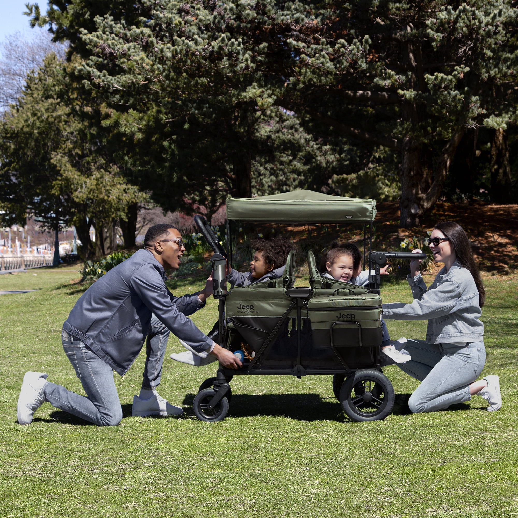 Jeep Wrangler Deluxe 4-Seater Stroller Wagon by Delta Children (Black/Green, 41 in L x 30.25 in W x 51 in H) hed8z