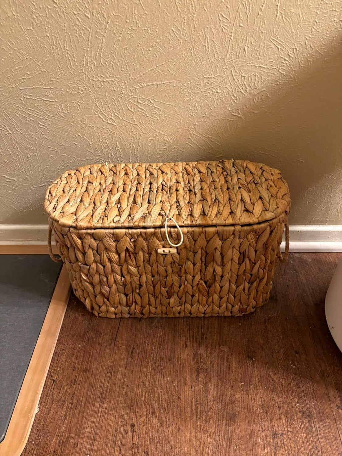 Qipengfei Wicker Toilet Paper Basket with Lid, Hand-Woven Water Hyacinth Bathroom Storage Organizer (Brown, 16.14 in x 6.69 in x 10.62 in) fbjy9