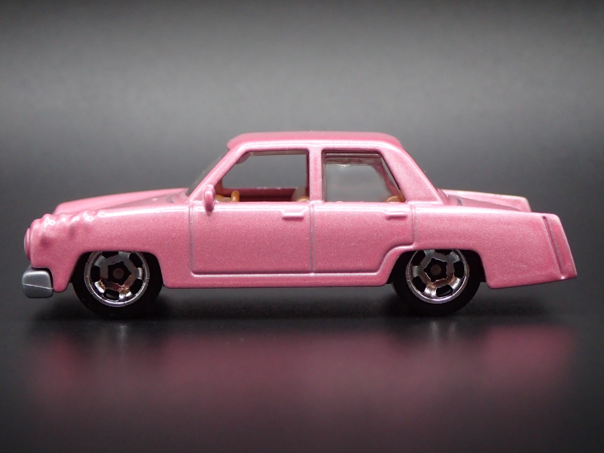 Hot Wheels 1973 Plymouth Valiant Simpsons Family Car Diecast Model (Pink, 1/64 Scale) nozbs