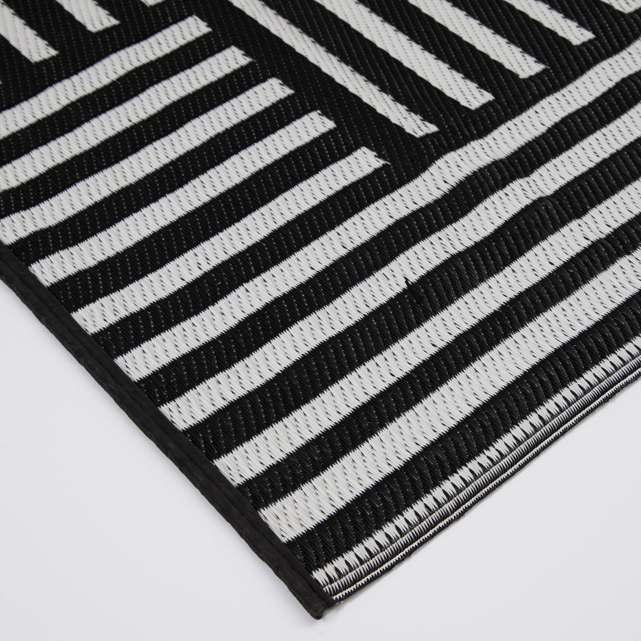 Mainstays Block Stripe Outdoor Rug Fade Resistant Easy Care (Black and White, 7 ft x 10 ft) qo30b