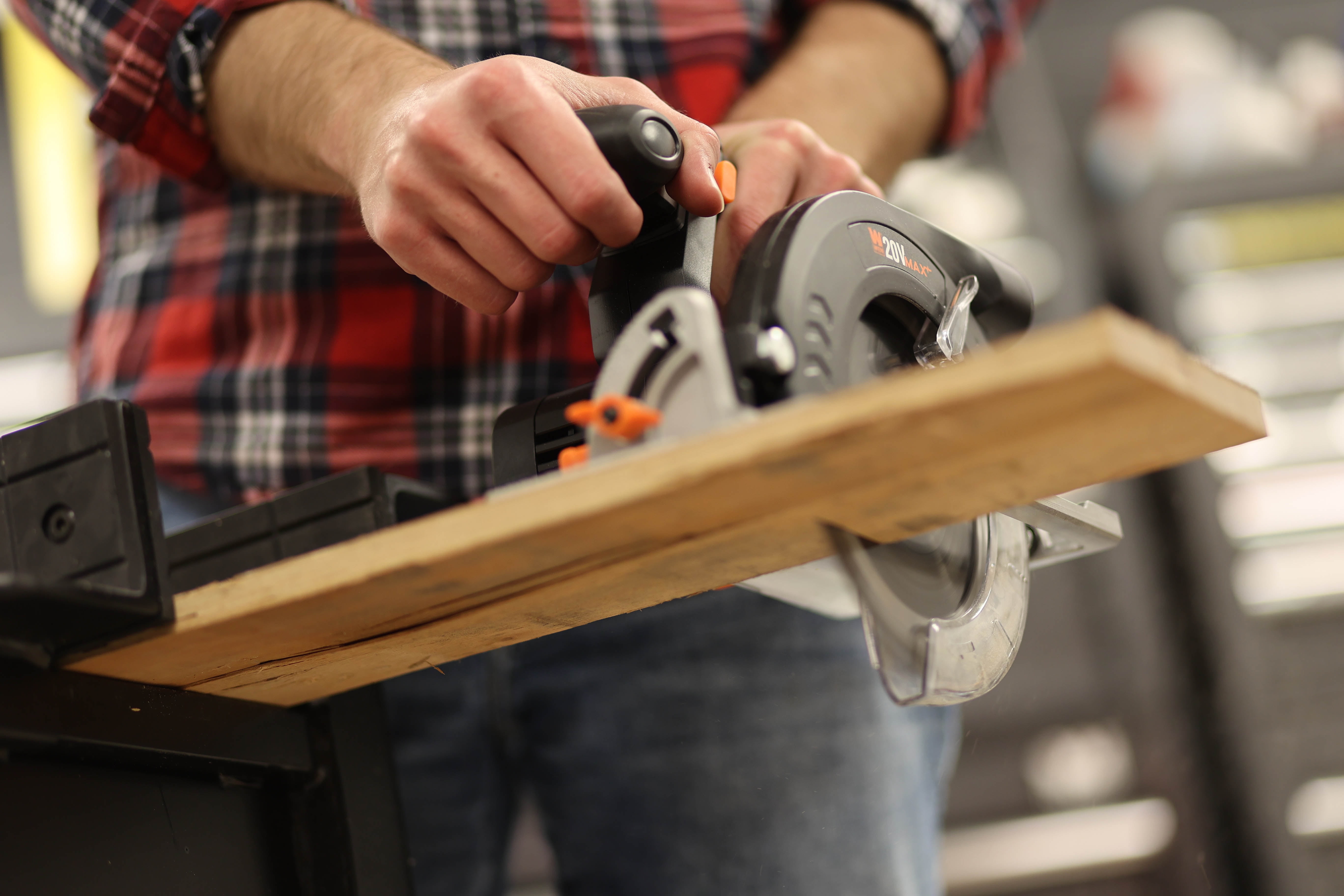 WEN 20V Max 6.5-Inch Cordless Circular Saw Kit with 4.0 Ah Lithium-Ion Battery and Charger (Black, 6.5 in) zjygh
