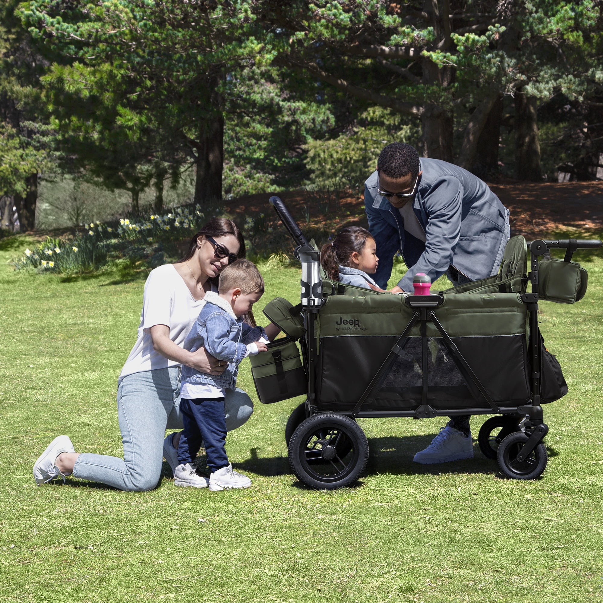 Jeep Wrangler Deluxe 4-Seater Stroller Wagon by Delta Children (Black/Green, 41 in L x 30.25 in W x 51 in H) hed8z